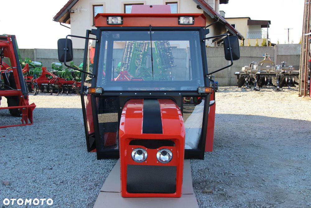 Kabina do ciągnika C-360 D-Lux z błotnikami + maska model Retro - 4