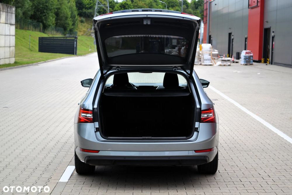 Skoda Superb 2.0 TDI Sportline DSG - 30