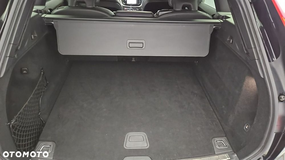 Volvo XC 60 B4 D AWD Plus Dark - 25