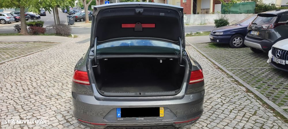 VW Passat 1.6 TDI Highline - 9