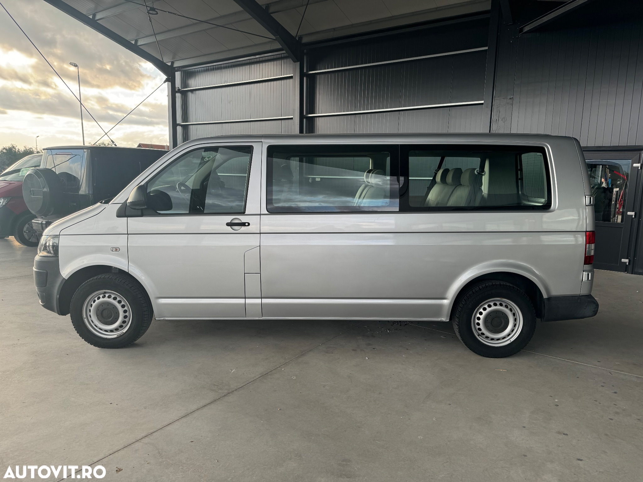 Volkswagen Caravelle - 10