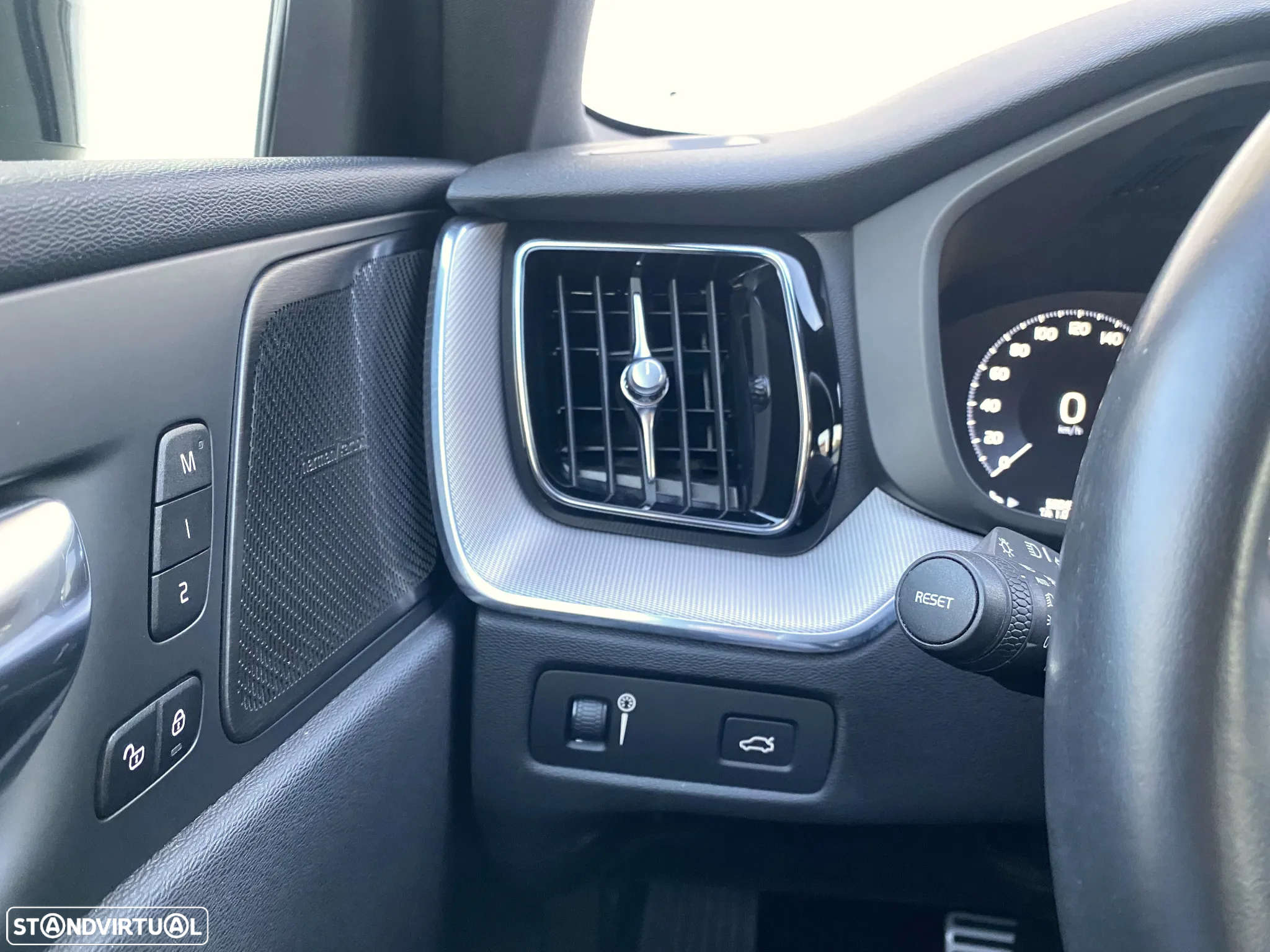 Volvo XC 60 2.0 D4 R-Design Geartronic - 30