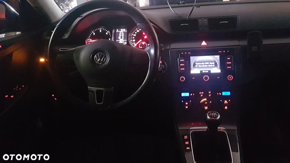 Volkswagen Passat 2.0 TDI DPF BlueMotion Technology Comfortline - 9