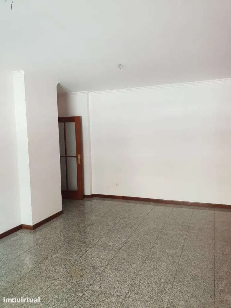 Apartamento T2 com varanda e garagem em Viseu - Grande imagem: 3/11