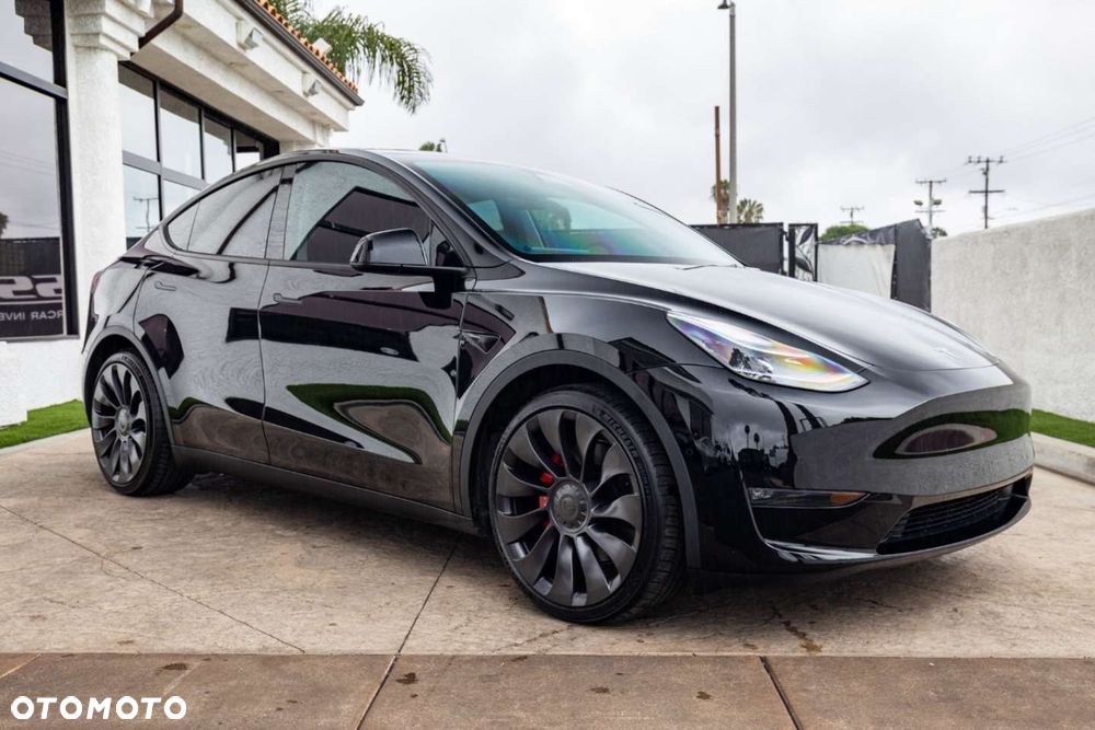 Tesla Model Y - 4