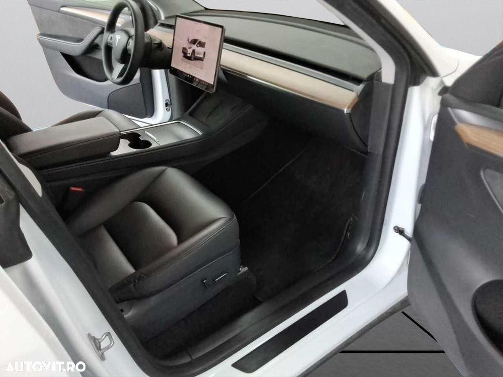 Tesla Model Y - 6