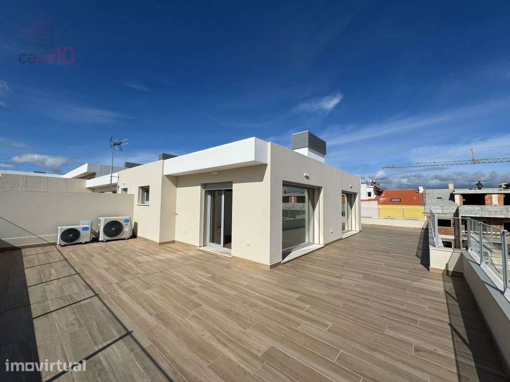T4 duplex, com excelente terraço, para arrendar no Montijo - Grande imagem: 2/29