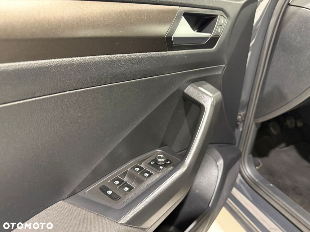 Volkswagen T-Roc - 31