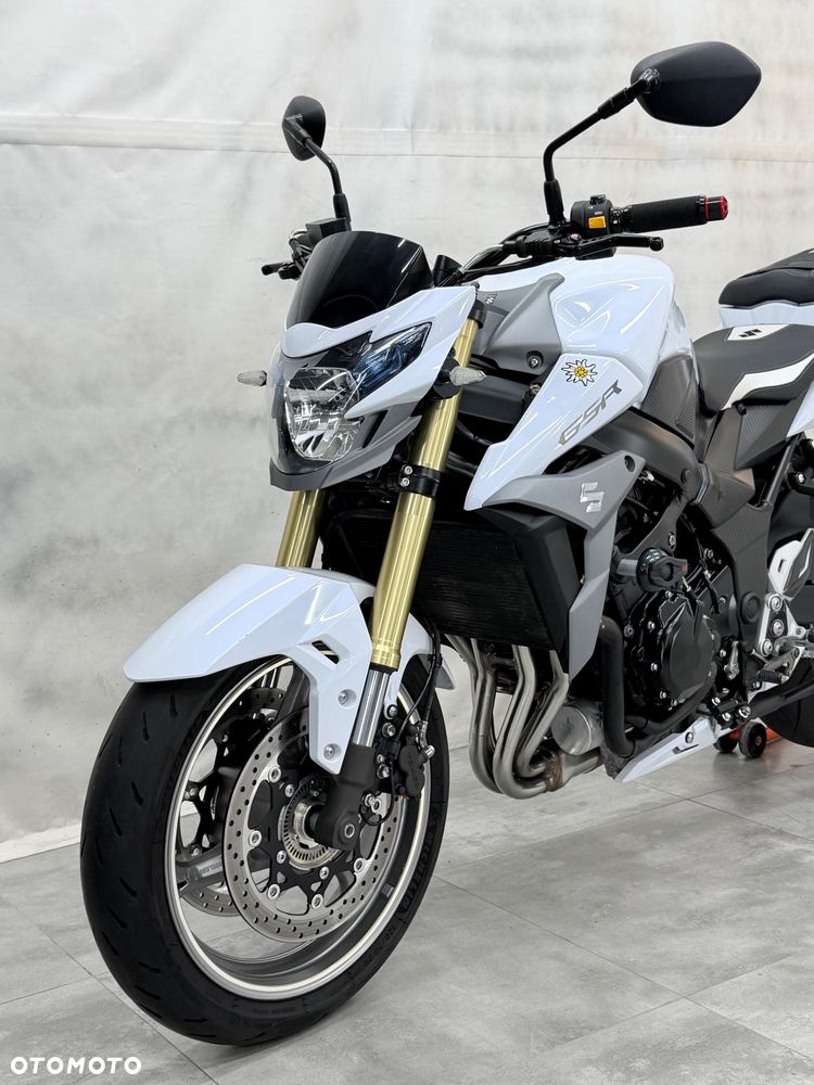 Suzuki GSR - 28