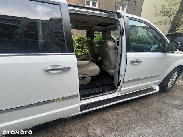 Chrysler Town & Country 3.6 Limited - 33