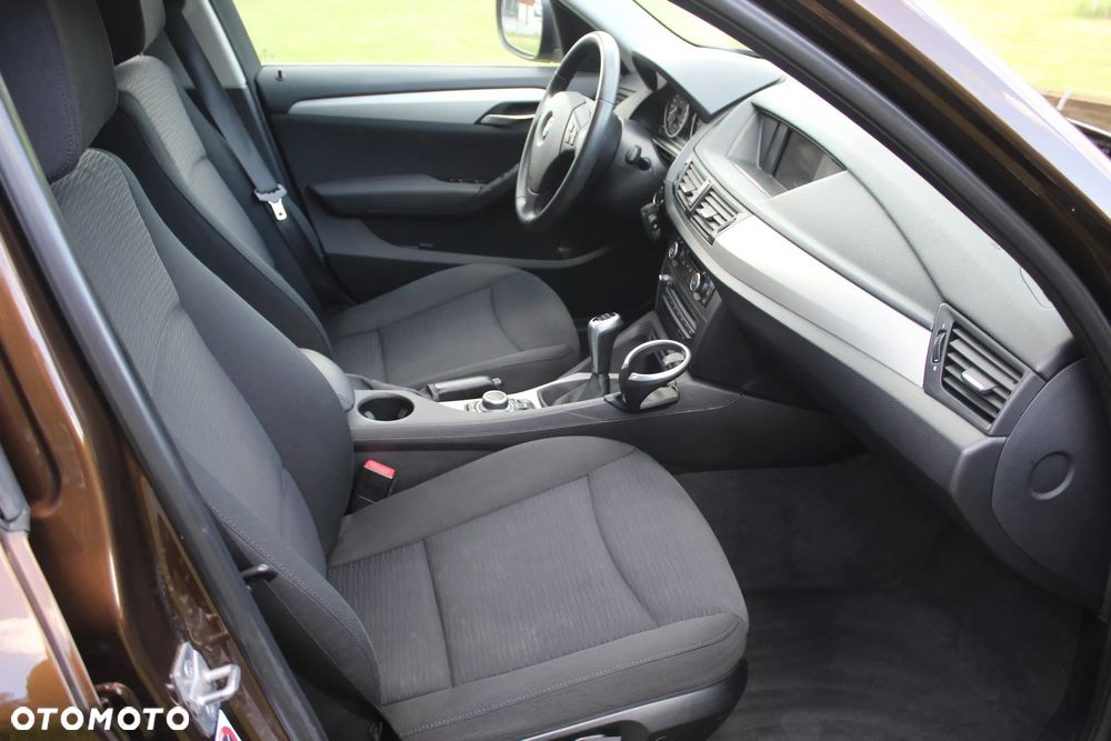 BMW X1 sDrive18i Sport Line - 18