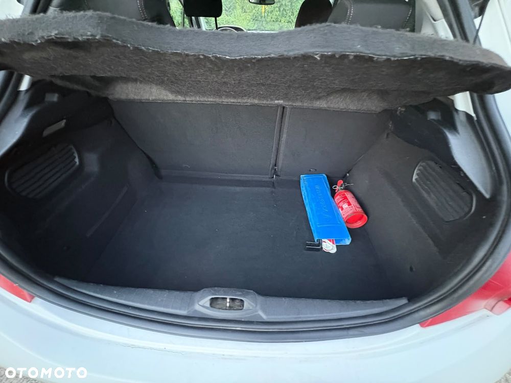 Peugeot 208 - 8