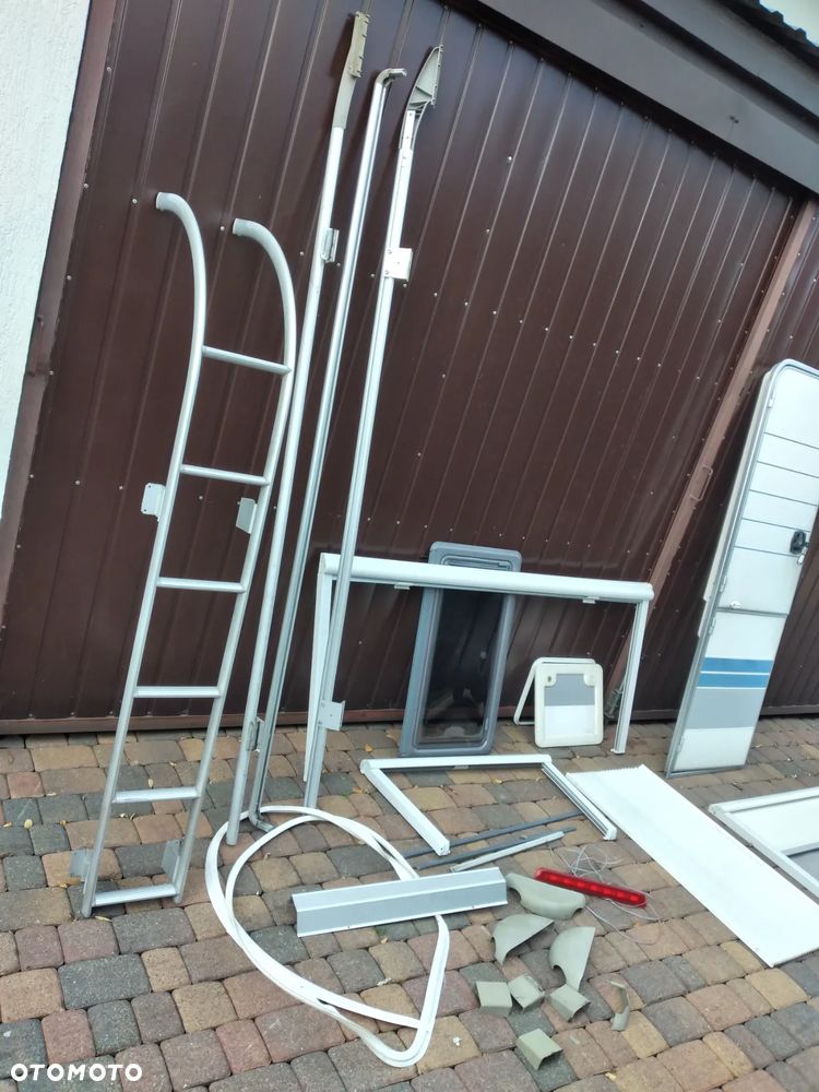 Przyczepa kempingowa Hobby szyba 79x43 79x44 79x42,5 2002r Excellent Easy 450 bakista kompletna z podłogą i klapą oraz rolety z moskitierami okienne drzwi wejściowe relingi dachowe drabinka lampa stop szyba boczna kuchenna drzwiczki serwisowe bakista klapa bagażnika stopa podpora - 8