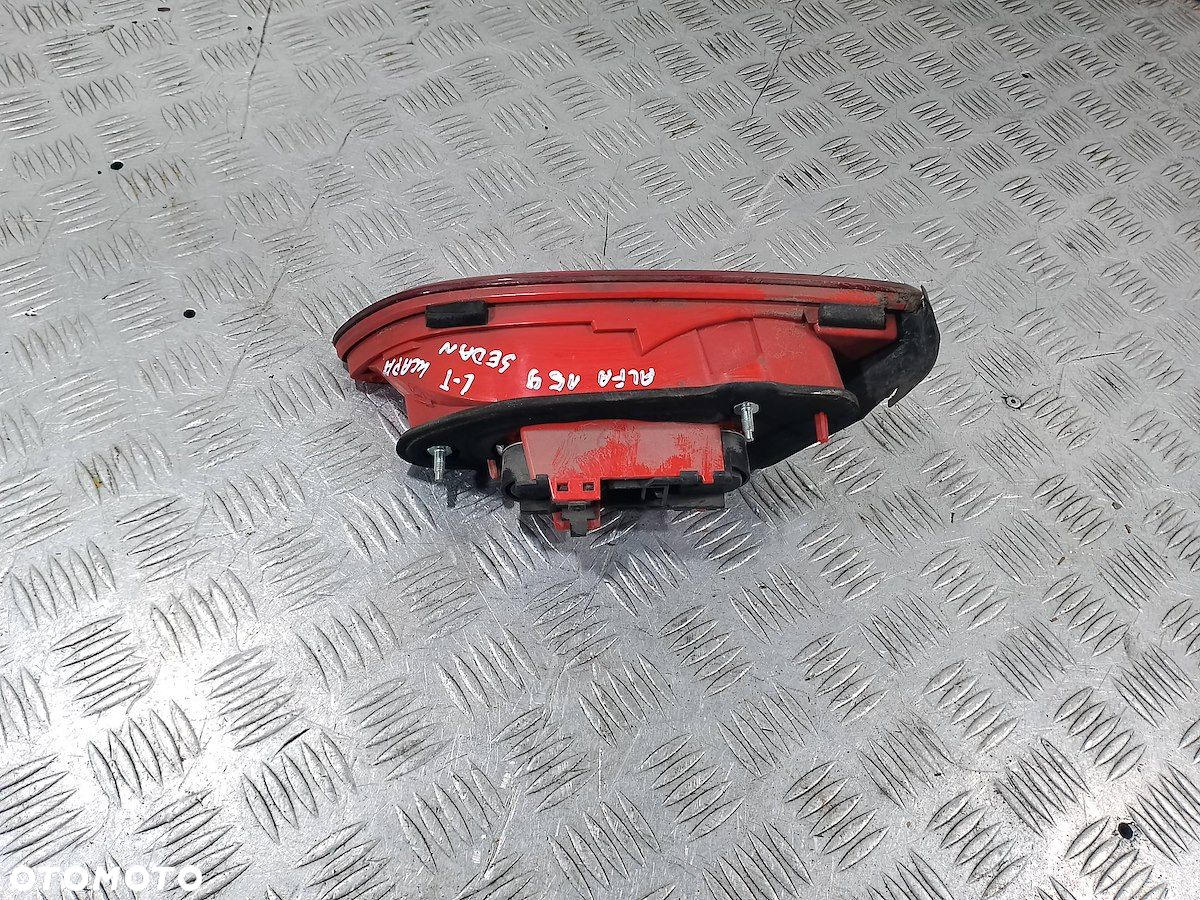 LAMPA TYLNA LEWA W KLAPE ALFA ROMEO 159 939562302 SEDAN - 5