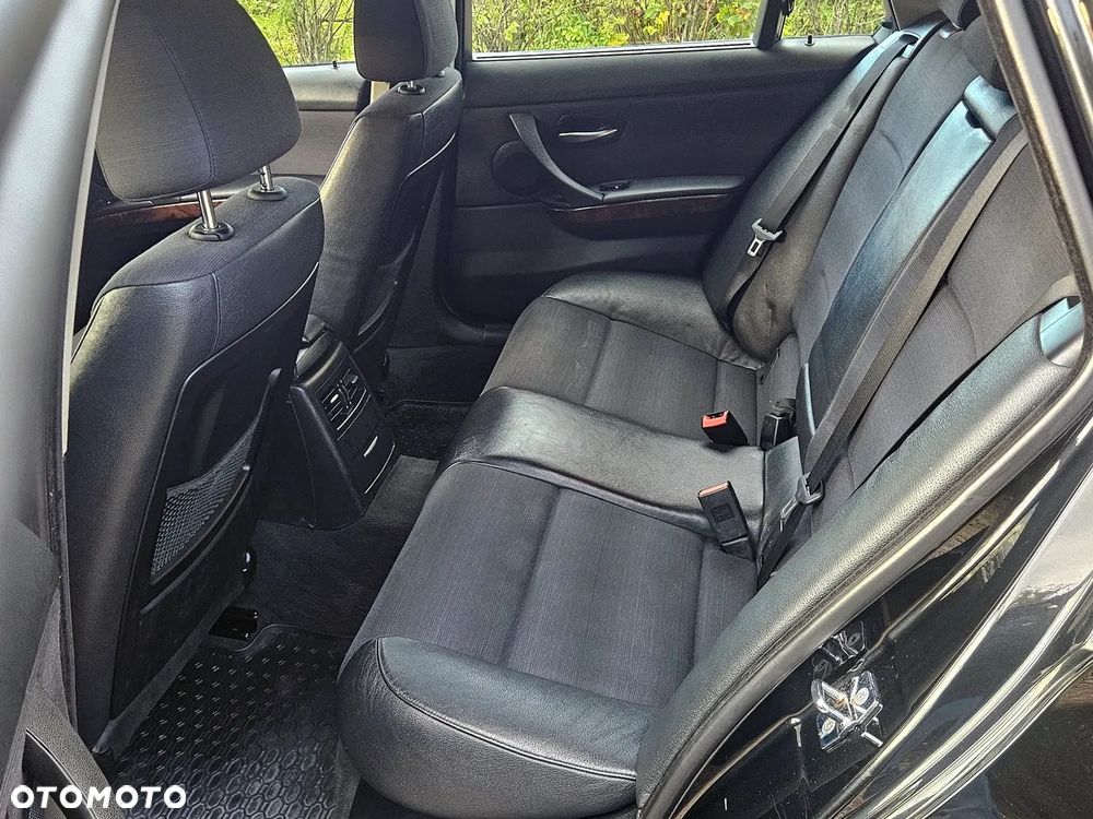 BMW Seria 3 325i Touring - 27