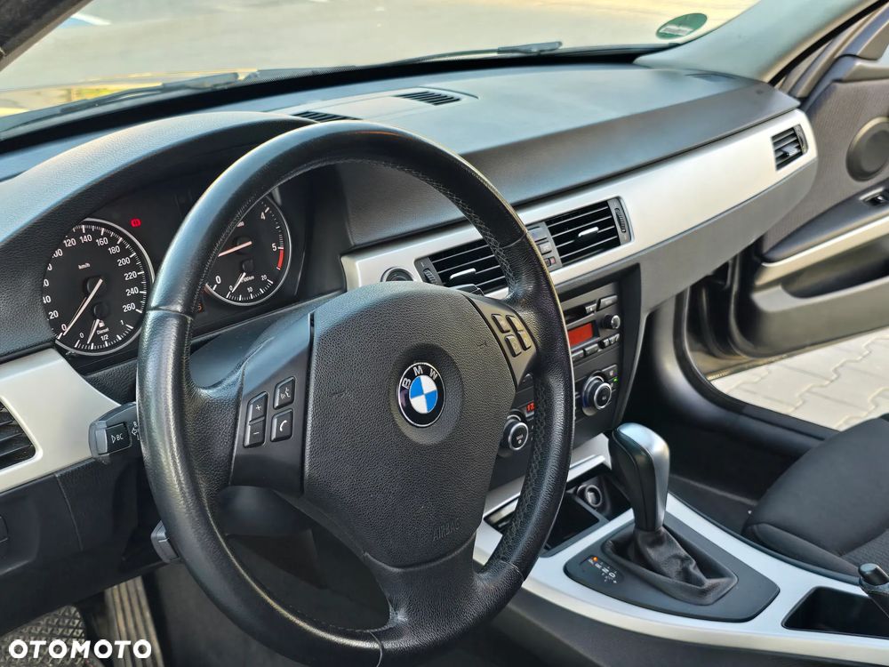 BMW Seria 3 318d DPF Edition Sport - 12