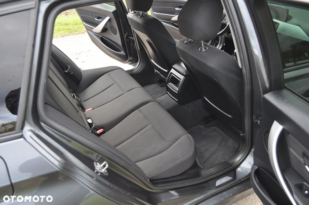 BMW Seria 3 318d Sport Line - 19