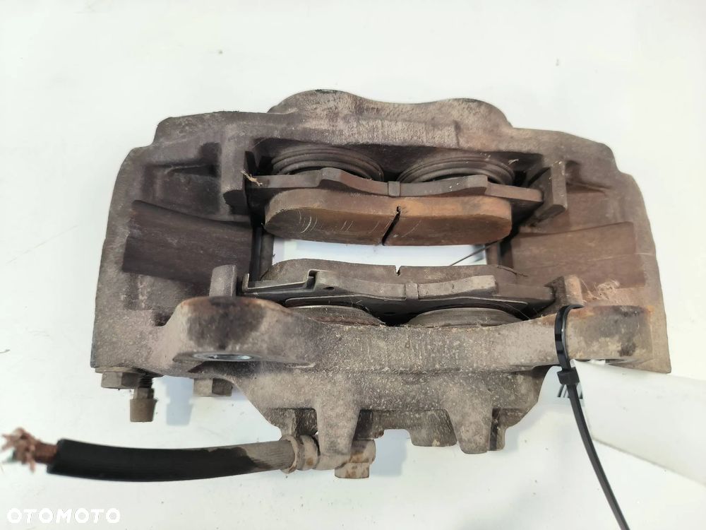 Zacisk hamulcowy prawy/lewy przód Mitsubishi Pajero 2008 SUV Diesel 147kW 3200cm³ - 8