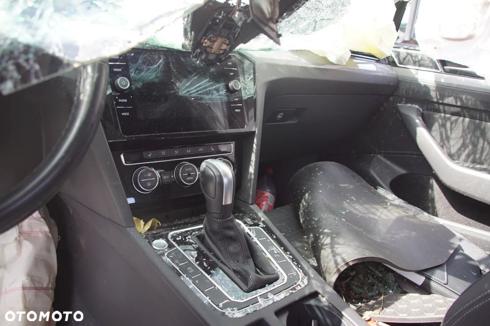 Auto na części - Volkswagen Passat B8 Sedan Lift 2.0 TDI 150 KM DSRB UEM LB7R 57 TYS. KM 2020R Silnik Skrzynia Drzwi Lampa Klapa Zderzak Deska Kokpit Sterownik Moduł Radio Felga - 16