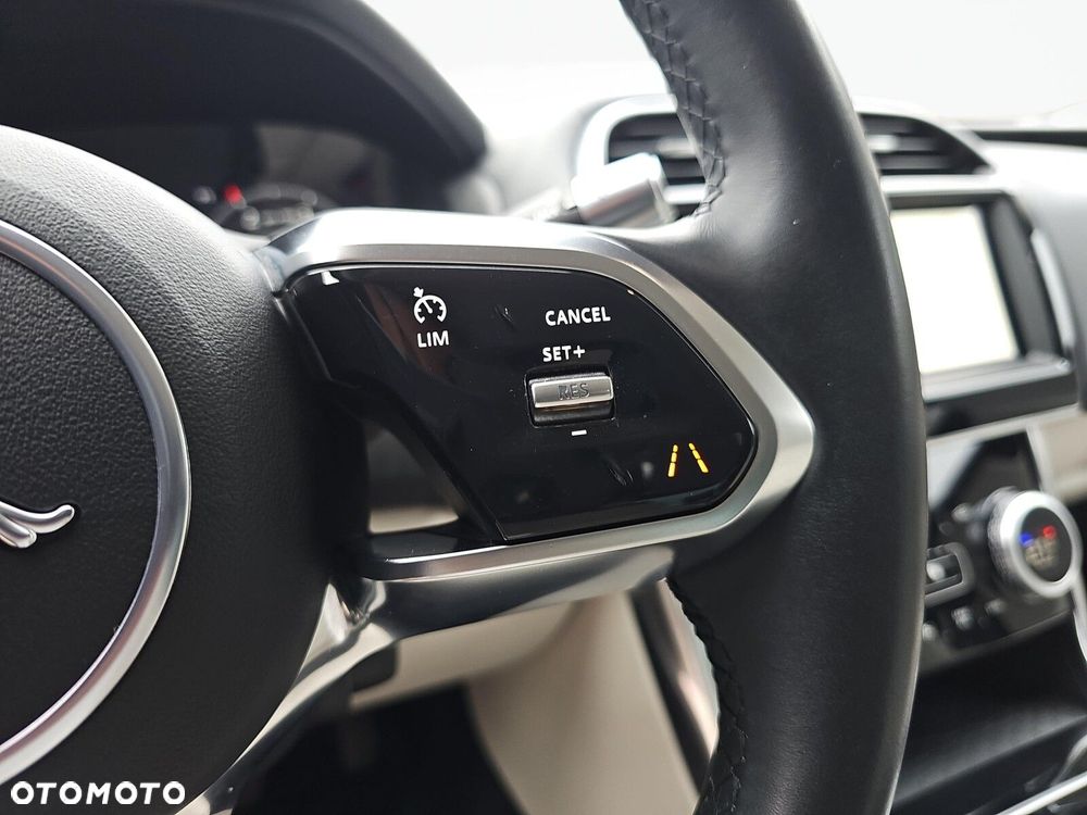 Jaguar XE - 19