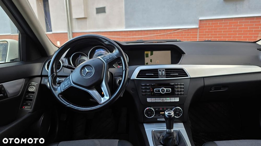 Mercedes-Benz Klasa C 180 CGI BlueEFFICIENCY Avantgarde - 9