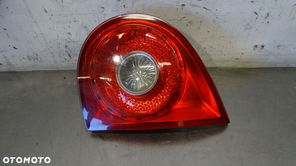 LAMPA PRAWA TYLNA W KLAPIE VOLKSWAGEN GOLF V 1.9TDI 1K6945094G - 1
