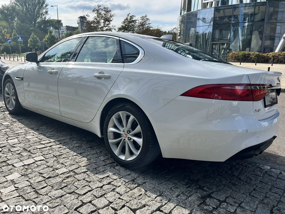 Jaguar XF 2.0 T Prestige - 8