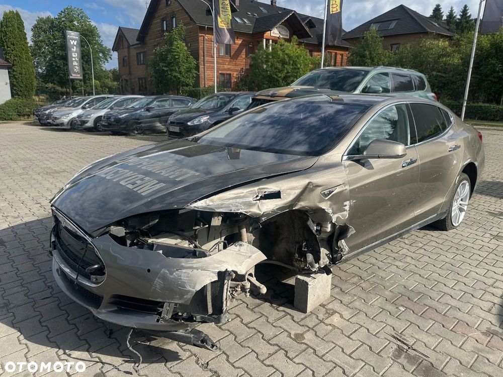 Tesla Model S - 6