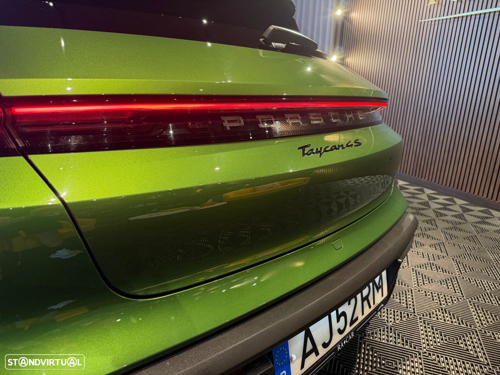 Porsche Taycan Cross Turismo 4S - 17