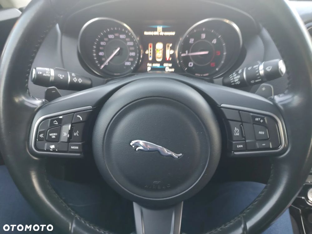 Jaguar XE - 13