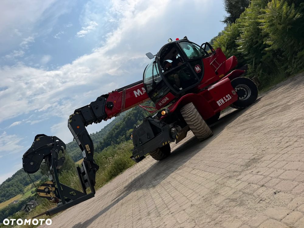 Magni RTH 5.23 SH-D/C Ładowarka teleskopowa Obrotowa roto 23 metry wysuw. 5 ton Udźwig. Wciagarka Hydrauliczna 5 ton. Pilot zdalnie sterowana. DEUTZ Silnik 145 KM. Jak Nowa Z Norwegii 2019 rok. 3200 mtg. Serwisy DEKRA TUV aktualne. Full Wypas. Klima stabilizatory 2 osie. Pilot. Maszyna z Norweskiej Upadłośći. Stan maszyny nie różni się od nowej z Salonu! Zero luzów na wszystkich siłownikach i podzespołach. ani deka wycieków. OKAZJA. Pełna Dokumentacja - 1