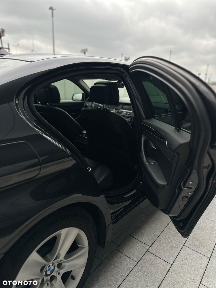 BMW Seria 5 528i xDrive Sport-Aut Luxury Line - 15