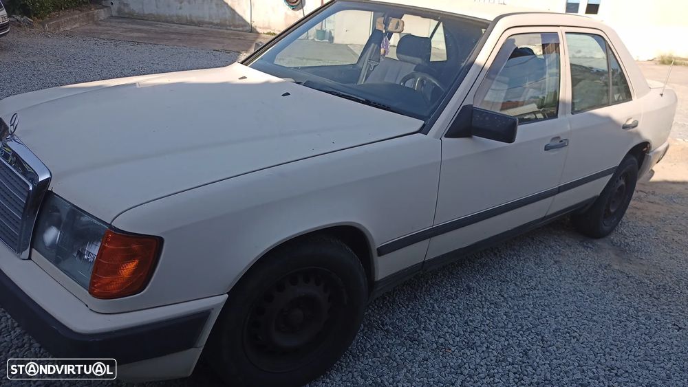 Mercedes-Benz 250 D - 1