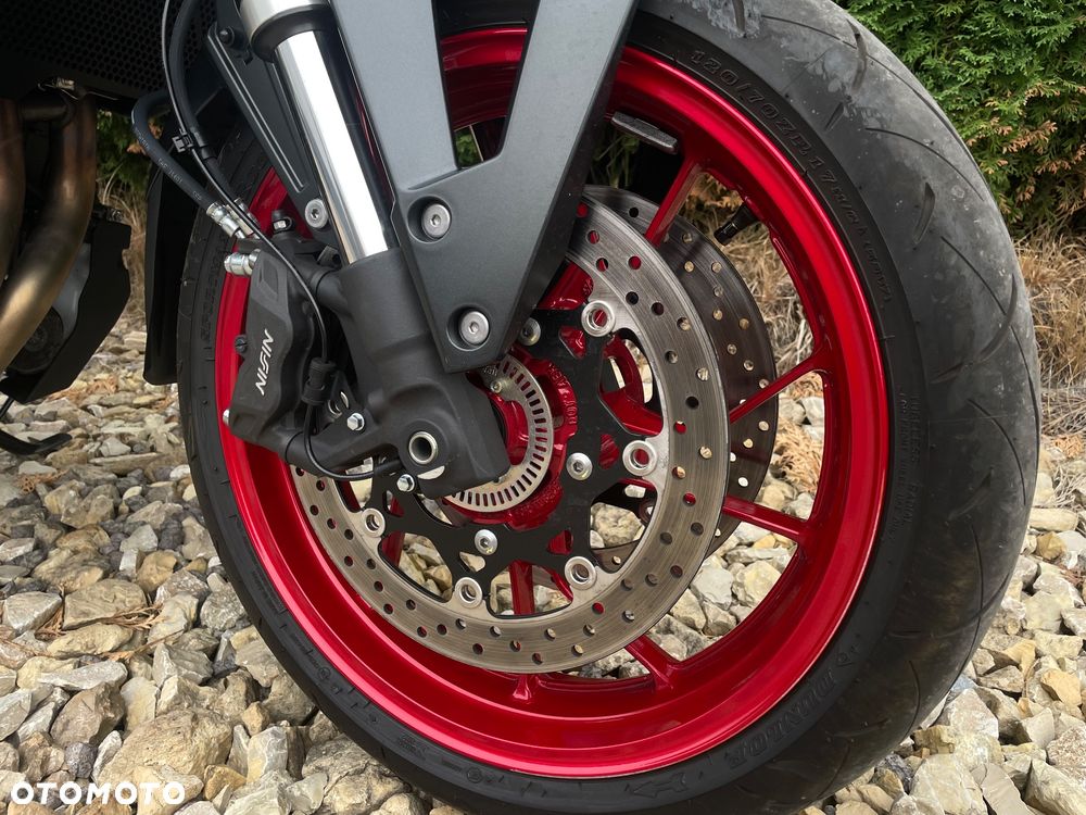 Suzuki GSX - 19