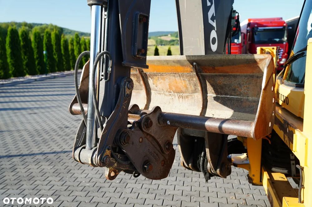 Volvo BL71B / KOPARKO-ŁADOWARKA / KLIMATYZACJA / SKARPÓWKA - 19