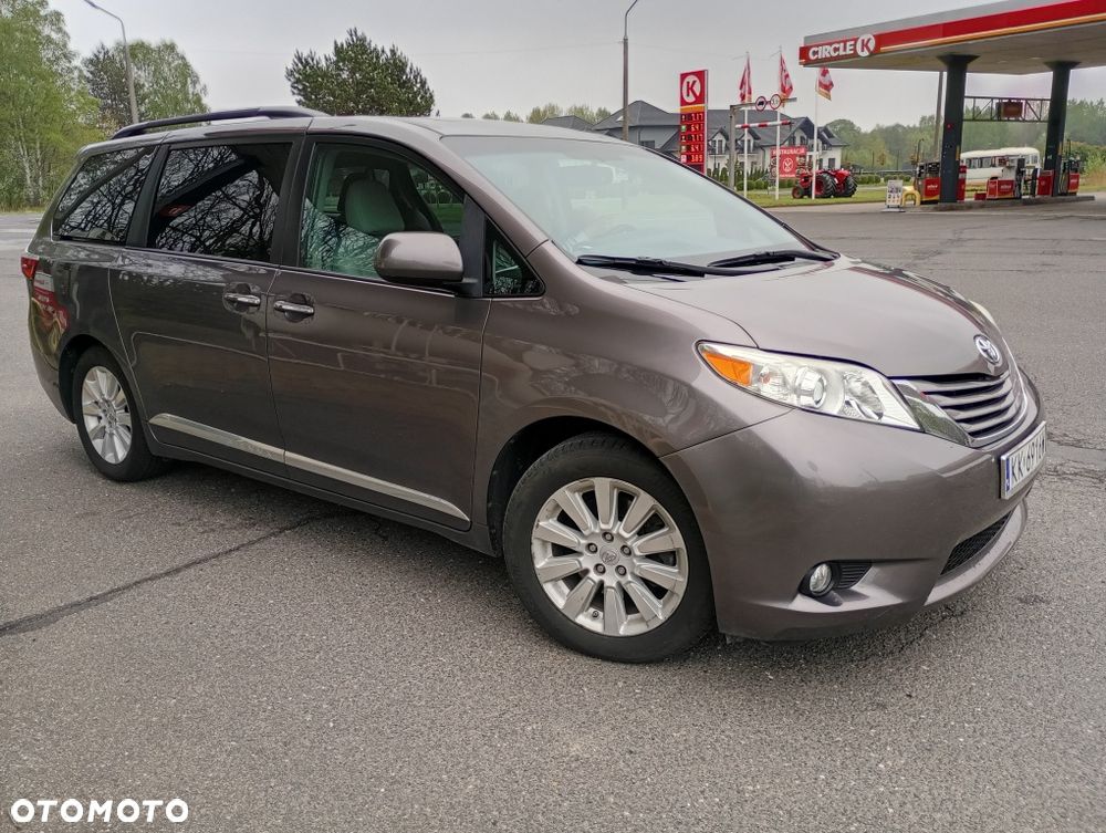 Toyota Sienna - 1