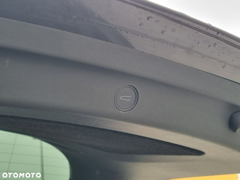 Tesla Model Y Long Range AWD - 31