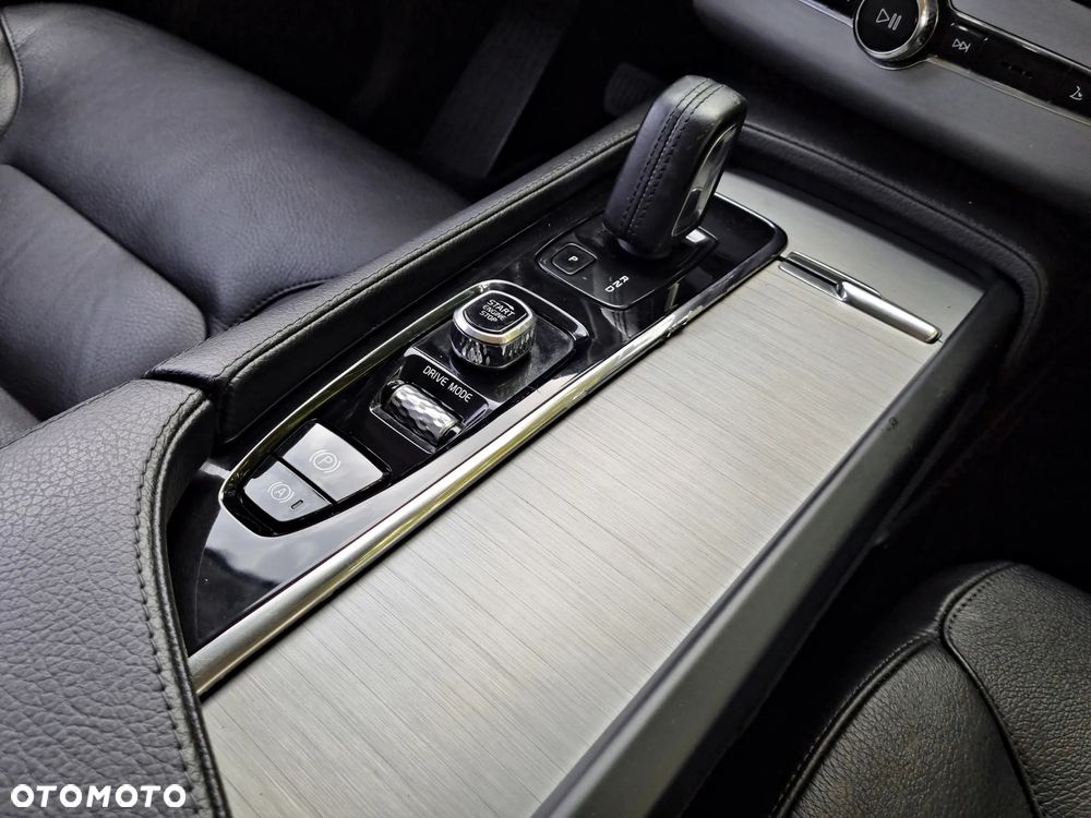 Volvo XC 90 B5 D AWD Geartronic Momentum Pro - 26