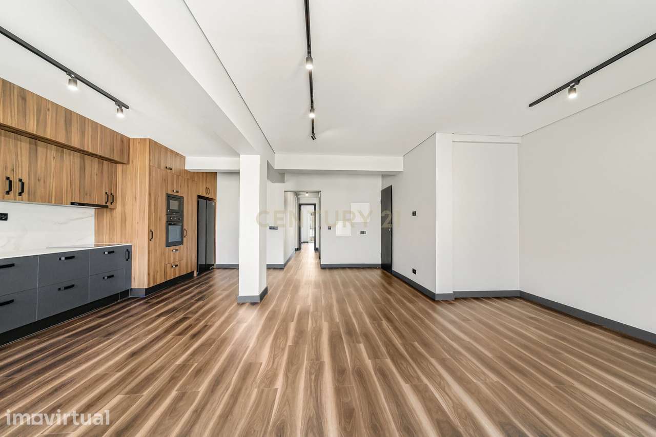 Espaçoso Apartamento T3 Totalmente Renovado em prédio com elevador no - Grande imagem: 3/39