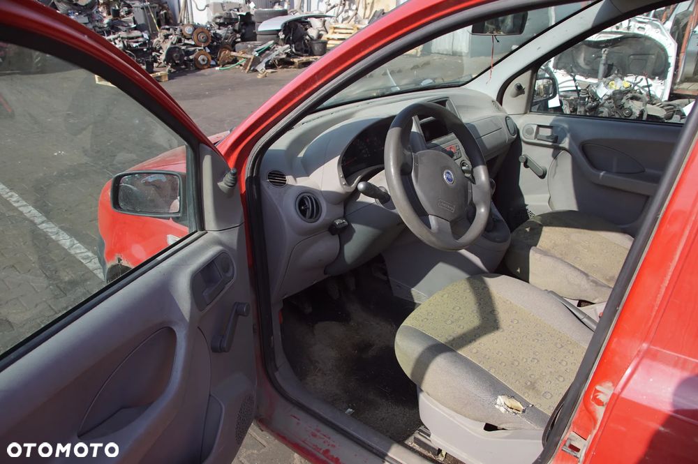 Auto na części - Fiat Panda II 1.1 54 KM 187A1000 C514 2004R Silnik Skrzynia Drzwi Szyba Lusterko Błotnik Maska Klapa Deska Kokpit Sterownik Moduł Czujnik Licznik Kierownica - 10