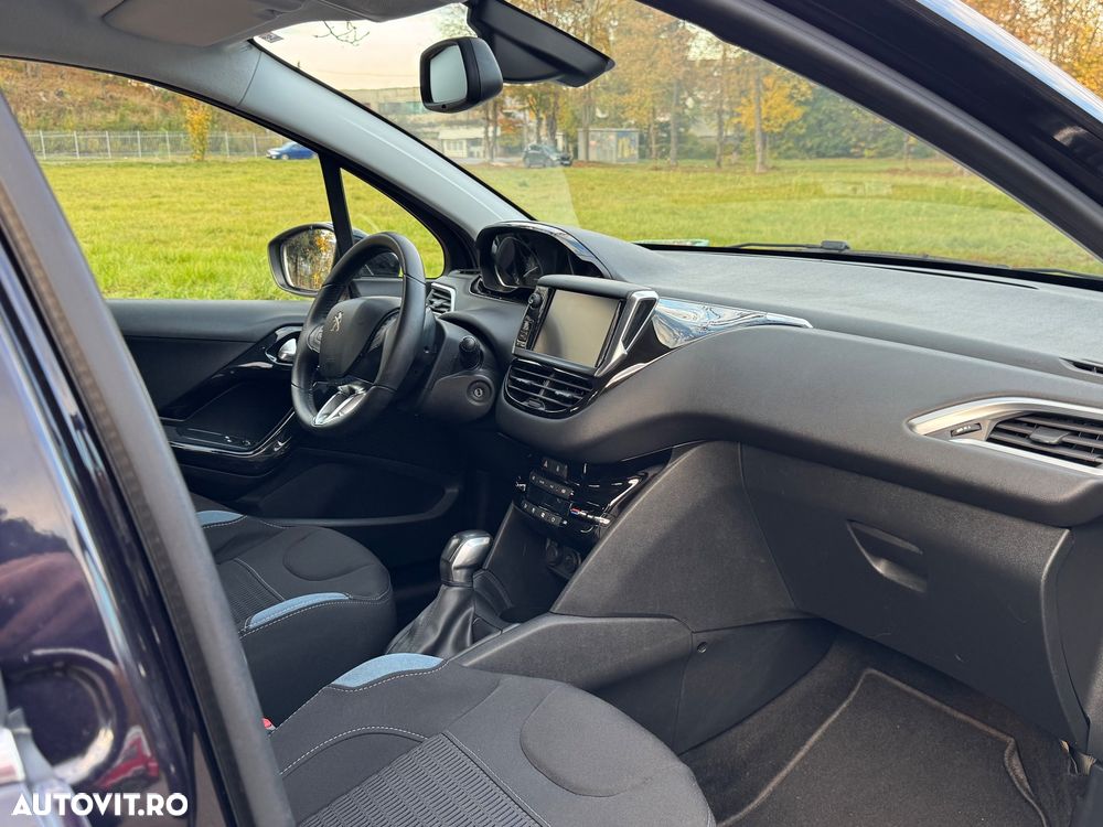 Peugeot 208 - 8