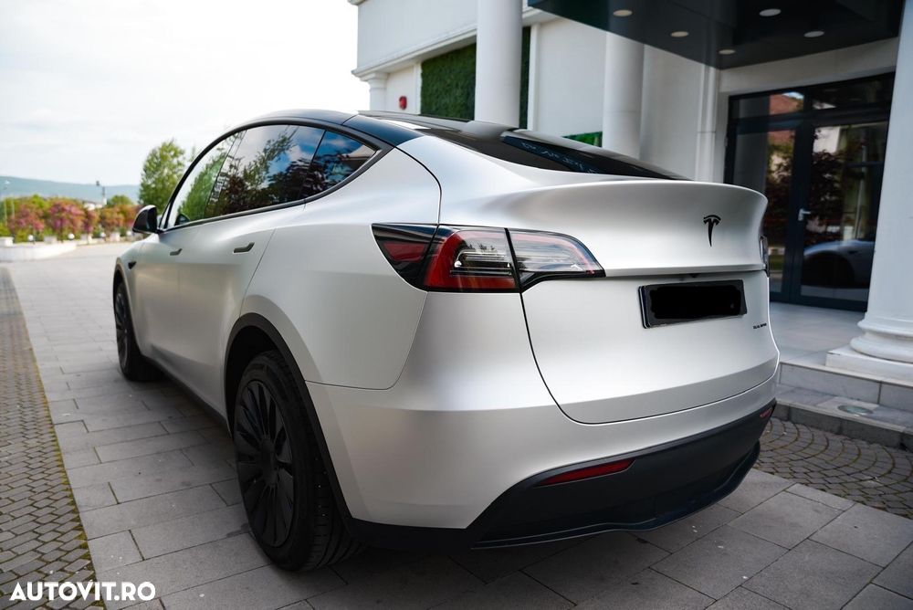 Tesla Model Y - 12