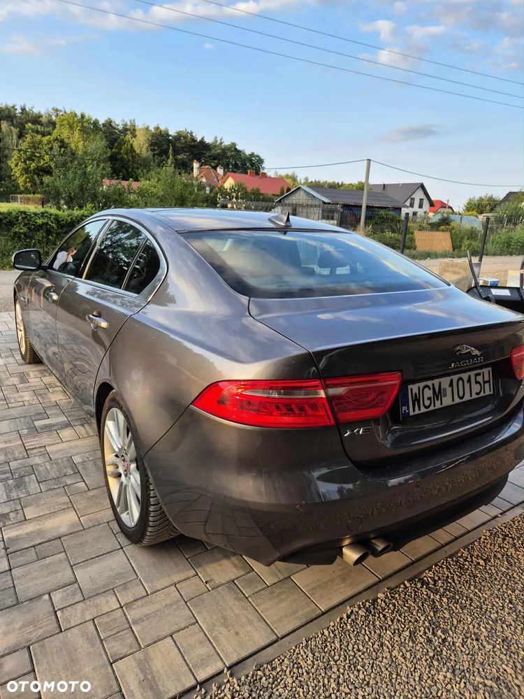 Jaguar XE 2.0 D Prestige - 6