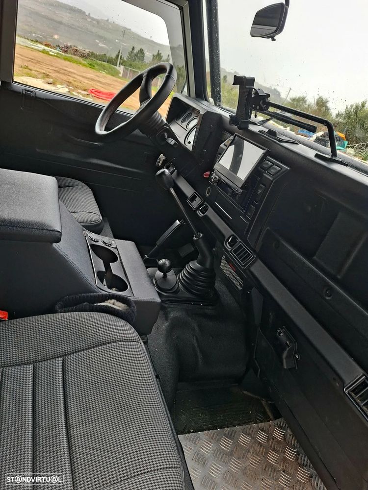 Land Rover Defender - 6