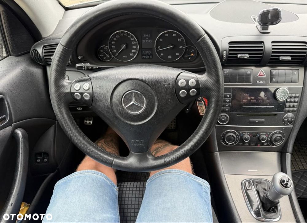 Mercedes-Benz C-Class 2005 photo 2