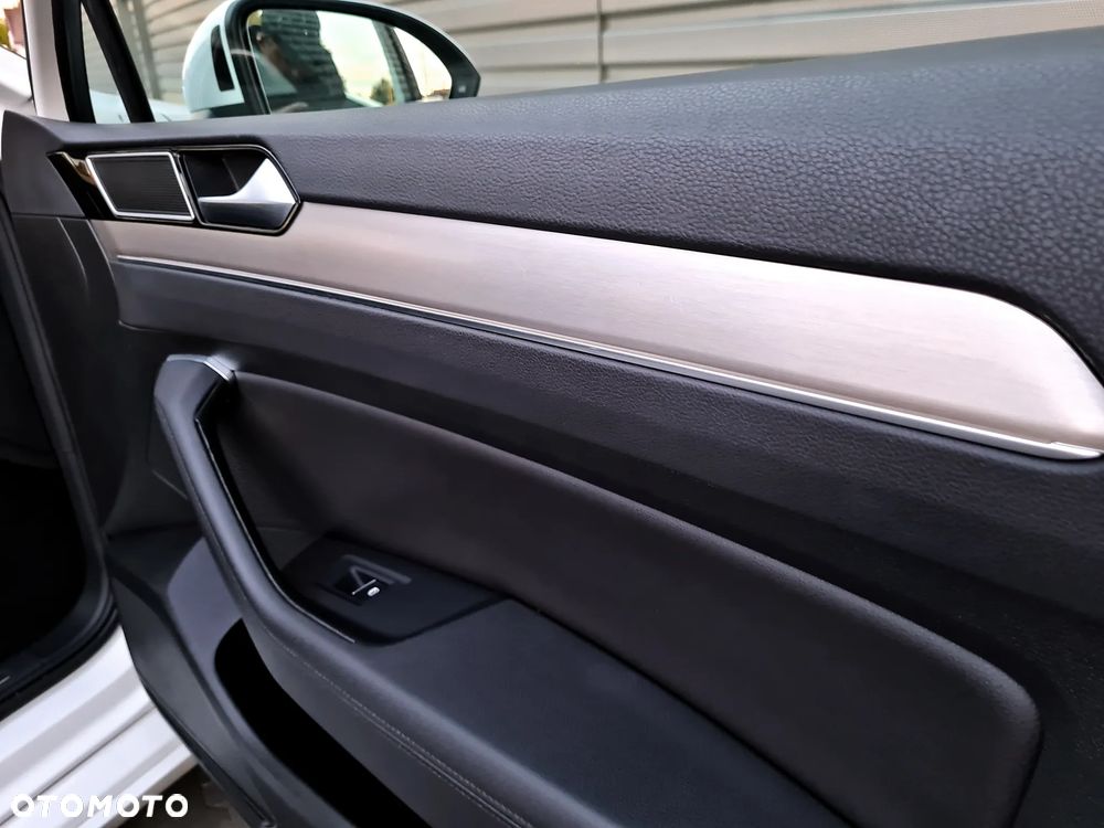 Volkswagen Passat Variant 2.0 TDI SCR DSG BlueMotion Highline - 33