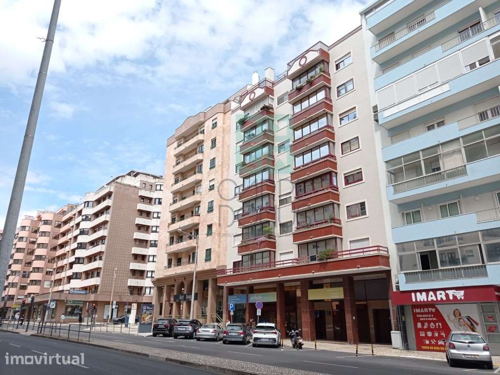 Apartamento T3 - renovado, c/ estacionamento, na Estrada da Luz - L... - Grande imagem: 3/32