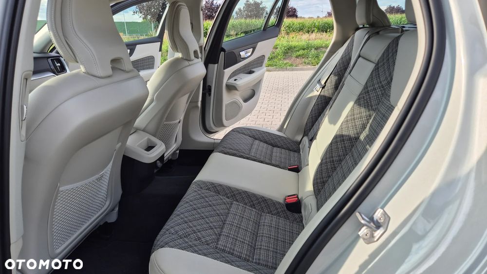 Volvo V60 B4 D Momentum Pro - 23