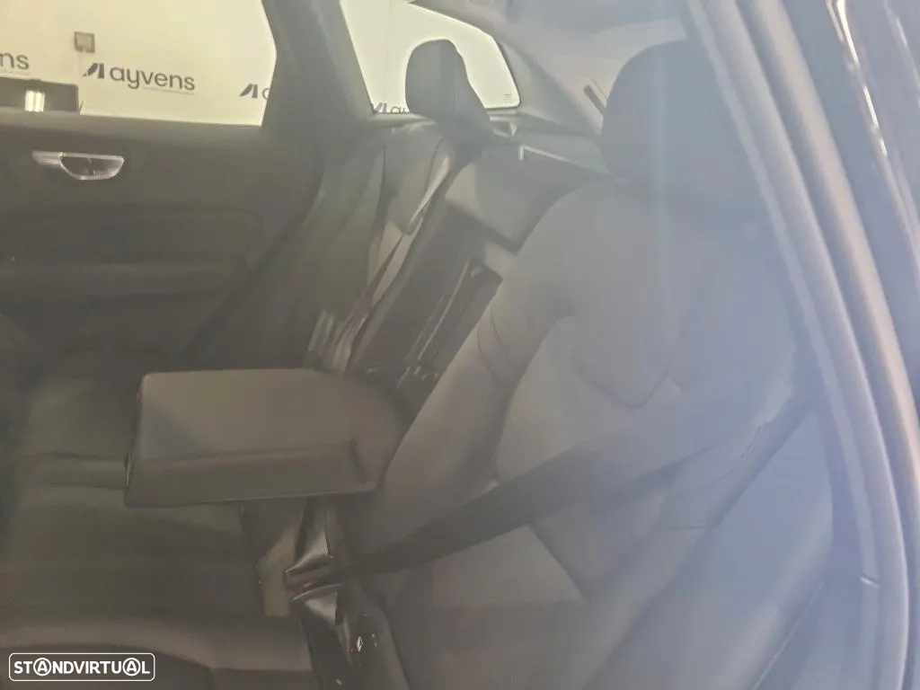 Volvo XC 60 2.0 T6 PHEV Plus Dark AWD - 11