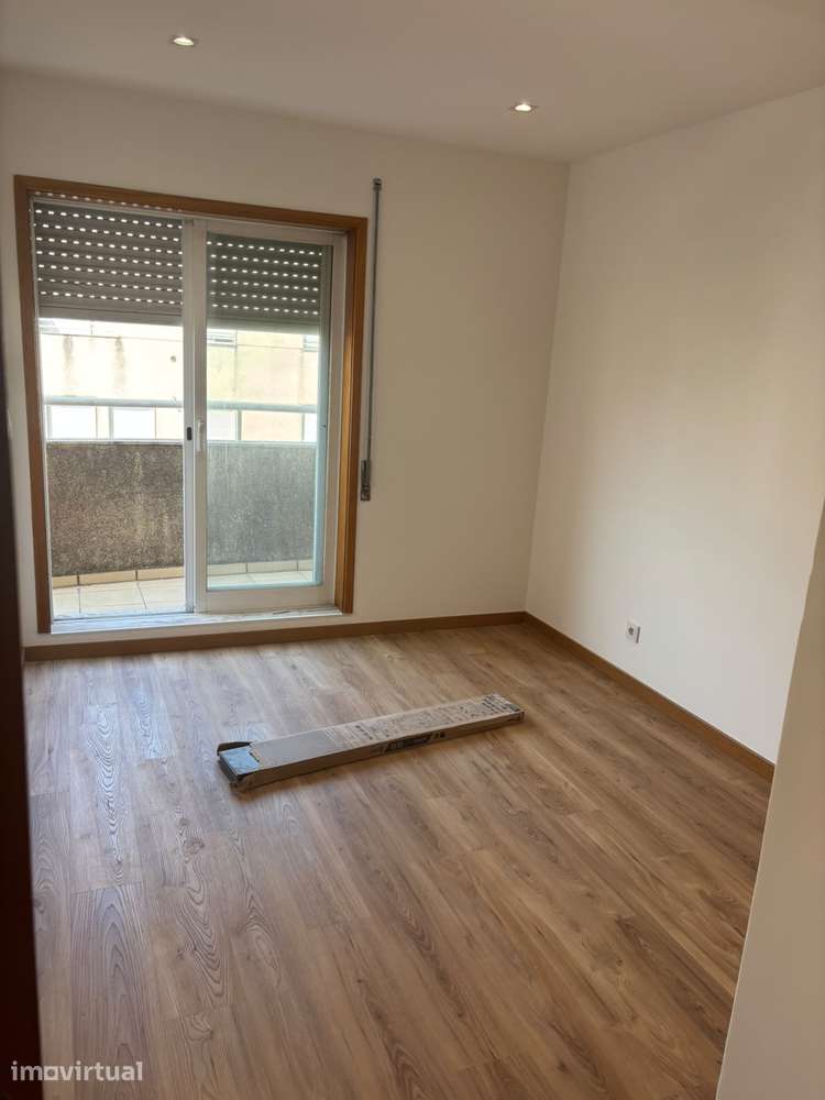 T1 Renovado com Garagem Fechada e Varandas, Vilar de Andorinho - Grande imagem: 4/9